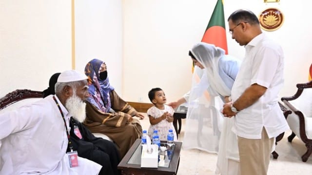 হাটহাজারীতে শহীদ দুই সেনাসদস্যের পরিবারকে প্রধানমন্ত্রীর আর্থিক সহায়তা